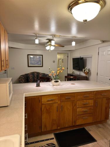 eine Küche mit einer großen Insel in einem Zimmer in der Unterkunft Cozy Cottage House A with Carport in Twin Falls