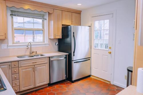 uma cozinha com um frigorífico e um lavatório em Sheppard em Washington