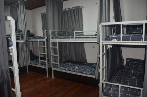 Tempat tidur susun dalam kamar di Top One Backpacker Hostel
