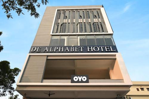 budynek z znakiem hotelowym na górze w obiekcie Townhouse De Alphabet Karmanghat w mieście Hajdarabad