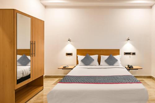 Кровать или кровати в номере Super Townhouse De Alphabet Karmanghat
