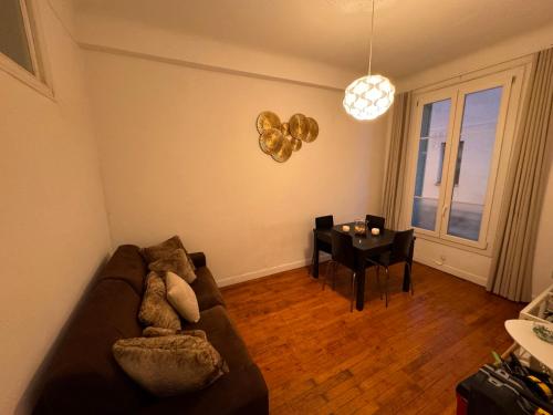 un salon avec un canapé et une table dans l'établissement Charmant 2 pièces centre ville Nice, à Nice