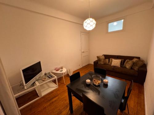 un salon avec un canapé et une table dans l'établissement Charmant 2 pièces centre ville Nice, à Nice