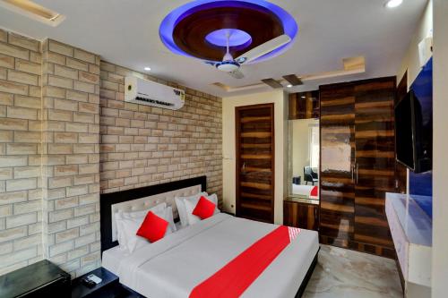 Posteľ alebo postele v izbe v ubytovaní OYO Flagship Hotel Metro Height's near Nangloi Railway metro station
