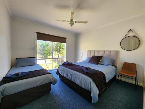 - 2 lits dans une chambre d'hôtel avec fenêtre dans l'établissement Rye Getaway on Loatta, à Rye