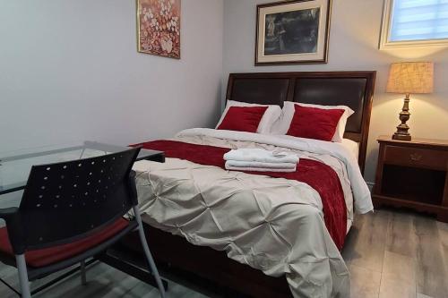 Una cama o camas en una habitación de LUXURY 2-BEDROOMS UNIT WITH WIFI, LDR & PARKING.