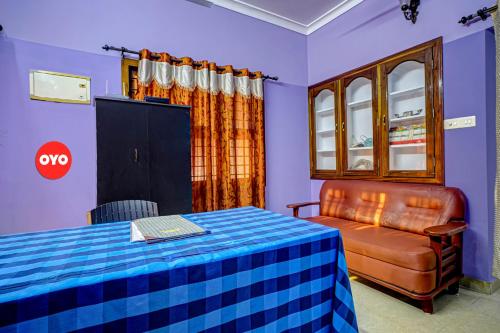 Habitación con cama, silla y ventana en OYO Flagship Paradise villa en Cherai Beach