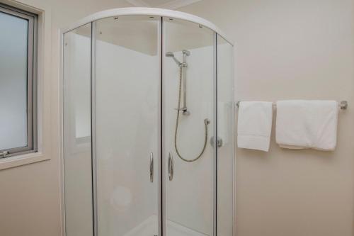 een badkamer met een glazen douchecabine bij Dorset Retreat in Hillsborough
