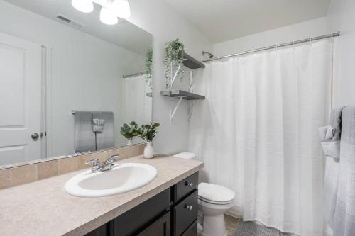 La salle de bains est pourvue d'un lavabo, de toilettes et d'une douche. dans l'établissement Central 3BR/2.5BA Home Near PDX Airport, à Vancouver