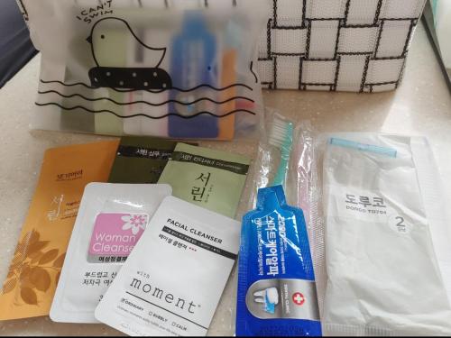 einem Tisch mit verschiedenen Arten von Hygieneprodukten in der Unterkunft Tagoja Caravanboat Stay in Tongyeong