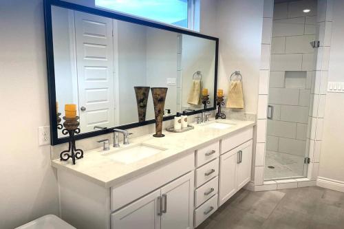 a bathroom with two sinks and a large mirror at Townhouse in Houston in Houston