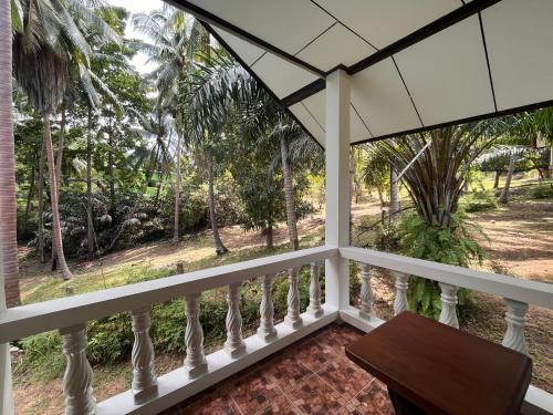 Wok Tum的住宿－黃金山度假酒店，阳台享有房屋美景,配有桌子