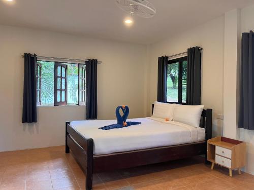 a bedroom with a bed with a blue item on it at Golden Hill Resort in Wok Tum