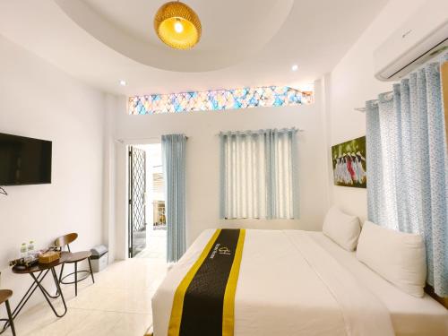 1 dormitorio con 1 cama grande y TV en Celine House, en Ho Chi Minh