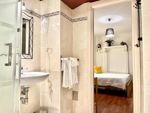 un bagno con lavandino e doccia di Quiet Night Affittacamere La Spezia a La Spezia
