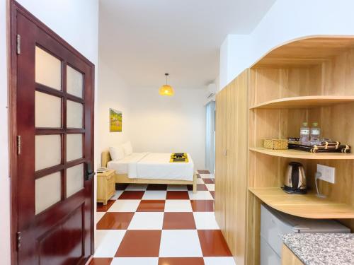 Habitación con cama y suelo de tablero de ajedrez en Celine House en Ho Chi Minh