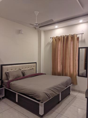 een slaapkamer met een groot bed in een kamer bij Knights Inn in Shamshi