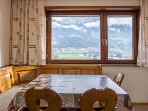フューゲンにあるModern Holiday Home in F gen near Ski Areaのテーブルと大きな窓が備わる客室です。