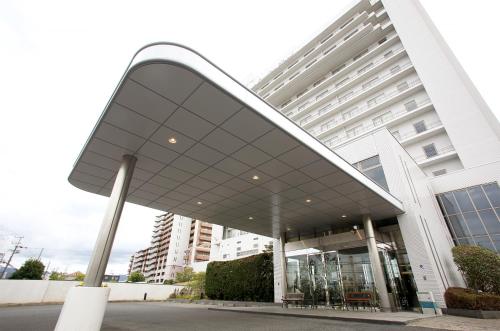 un gran edificio con un gran techo de cristal en Bellevue Garden Hotel Kansai International Airport en Izumi-Sano