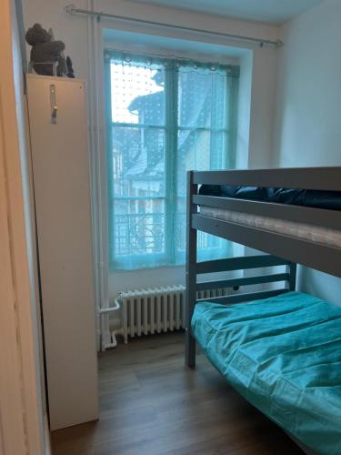 une chambre avec un lit superposé et une fenêtre dans l'établissement La Résidence 1, à Le Mont-Dore