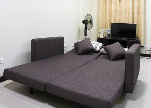 Una televisión o centro de entretenimiento en Asteria Residences Annabel CozyPlace highspeed wifi