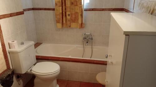 uma casa de banho com um WC e uma banheira em Belvedere Bronte 01 e Belvedere Bronte 02 em Bronte