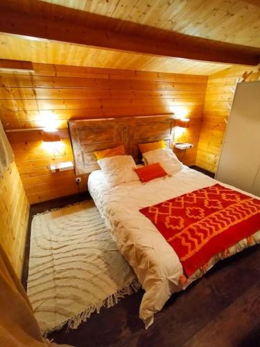 ein Schlafzimmer mit einem großen Bett in einem Zimmer in der Unterkunft le chalet sous l'olivier in Boulbon