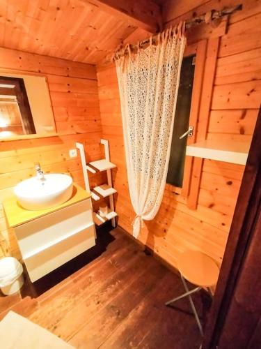 Ένα μπάνιο στο le chalet sous l'olivier