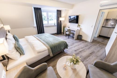 een hotelkamer met een bed en een tafel bij Hökis-Zimmervermietung 10 mit Küchenzeile in Brande-Hörnerkirchen