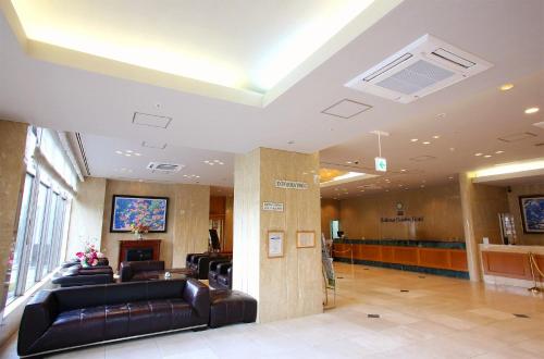 a lobby with leather couches and a waiting room at Bellevue Garden Hotel Kansai International Airport in Izumi-Sano