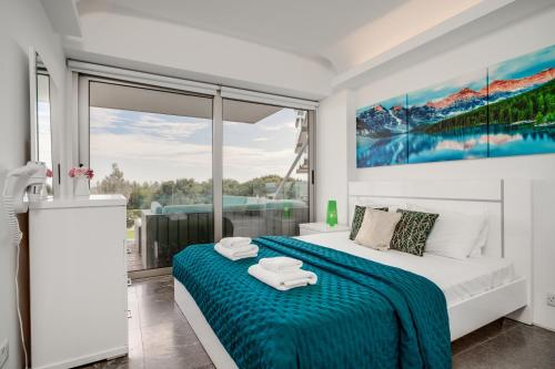 um quarto com uma cama e uma grande janela em Protaras Beachfront Thalassa Suite em Protaras