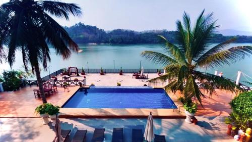 老挝湄公河主题酒店游泳池或附近泳池的景觀