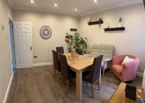 a dining room with a table and chairs at Adam’s Place, Watford WD17 2PY (near Harry Potter) in Watford