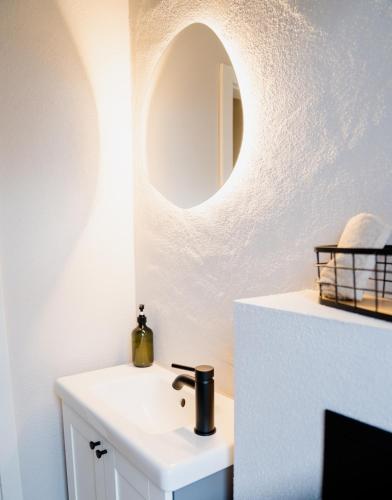 a bathroom with a sink and a mirror at Moselzeit in Traben-Trarbach