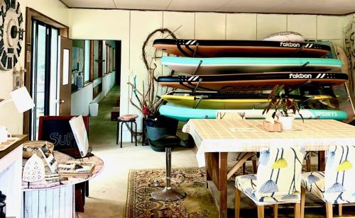 Zimmer mit einem Stapel Surfbretter an einer Wand in der Unterkunft Kanzaki Beach House 
