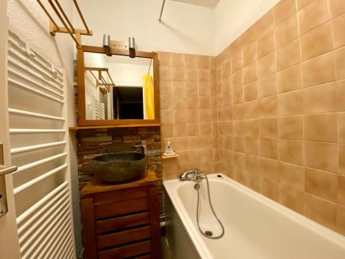 une salle de bain avec une baignoire et un lavabo dans l'établissement 2 pièces- parking couvert- 4 personnes- les terrasses de la rosiere, à La Rosière
