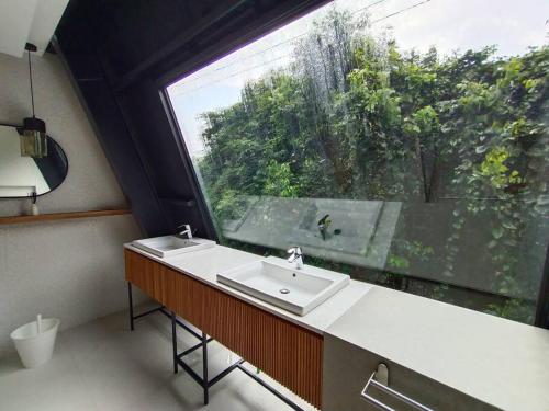 Ένα μπάνιο στο Cheerful 2 bedroom mountain villa