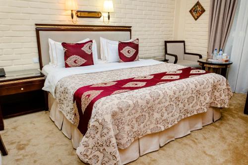Un ou plusieurs lits dans un hébergement de l'établissement Hotel Grand Samarkand Superior - A
