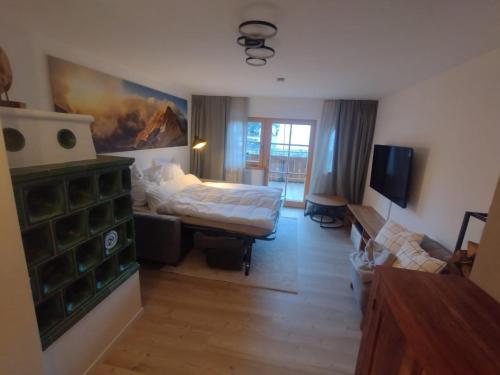 een hotelkamer met een bed en een bank bij Ferienwohnung Bergzauber Krün in Krün