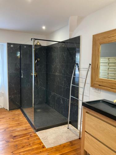 W łazience znajduje się prysznic ze szklanymi drzwiami. w obiekcie Maison Graciateguy w mieście Saint-Étienne-de-Baïgorry