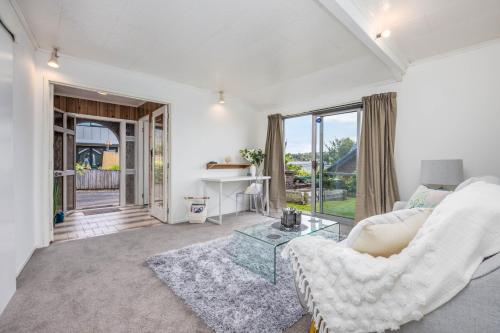 Ruang duduk di The Hidden Clifftop Gem - Ocean view & Beach life