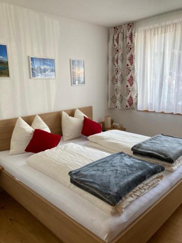 2 camas con almohadas en un dormitorio en Berg Aparts Faschina Top 7, en Fontanella