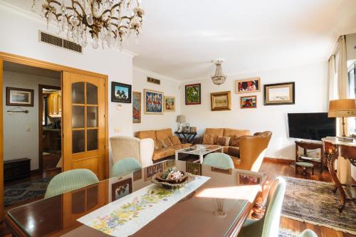 ein Wohnzimmer mit einem Sofa und einem Tisch in der Unterkunft acogedor piso con parking santa justa in Sevilla