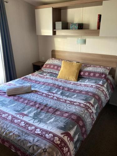 Katil atau katil-katil dalam bilik di Lake District Solway View 16 The Beeches Caravan Park