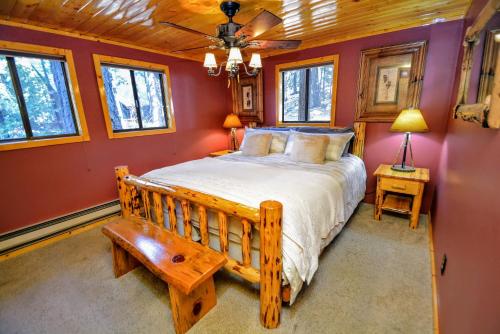 een slaapkamer met een groot houten bed en een bank bij Bear Mountain in Dorrington