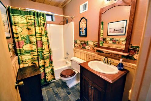 a bathroom with a sink and a shower curtain at Zamudio in Arnold