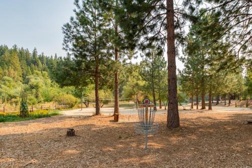 a frisbee golf hoop in a park with trees at Pops Place in Arnold
