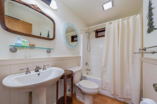 Ένα μπάνιο στο Peaceful Pines