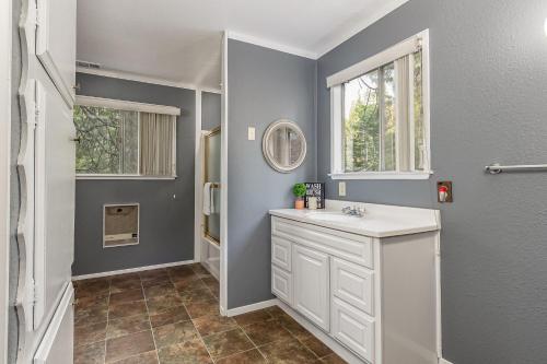 a bathroom with a sink and a mirror at The Bears Bungalow in Arnold