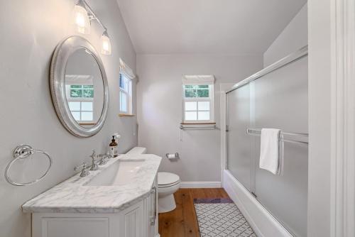 een witte badkamer met een wastafel en een spiegel bij Yellowdog Inn in Arnold